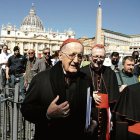 Tres cardenales llegan a la plaza de San Pedro.