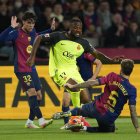 El delantero del Mallorca Cyle Larin (c) juega un balón entre Héctor Fort (i) e Íñigo Martínez, ambos del Barcelona, durante el partido de la jornada 33 de LaLiga que FC Barcelona y RCD Mallorca disputaron en el Estadi Olímpic Lluís Companys. EFE/Alejandro García
