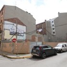 Cartel que anuncia pisos nuevos en un solar en la calle Luciana Fernández después de años sin que se vieran en la ciudad, salvo La Rosaleda.