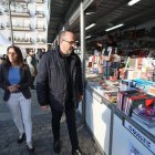 Morala, con la ilustradora Laia Redondo y el concejal David Pacios, en la inauguración.