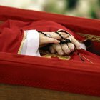 Las manos del Papa, ya en el ataúd en el acto de constatación de la muerte.