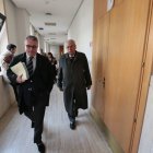Luis Frontela (derecha) en los juzgados de León.