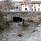 Puente Arbejal sobre el arroyo Solayomba junto al edificio del Ayuntamiento.