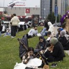 Ciudadanos turcos en zonas ajardinadas de Estambul tras el terremoto.