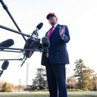 Donald Trump conversa con los periodistas.