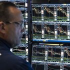 Un operador de bolsa observa la evolución de los mercados durante los días de más volatilidad de este mes.