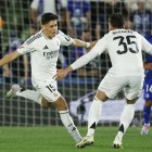 Los jugadores del Real Madrid, el turco Arda Guler (i) y Raúl Asencio, celebran el primer gol del equipo madridista durante el encuentro correspondiente a la jornada 33 de Laliga EA Sports que disputaron Getafe y Real Madrid en el Coliseum de la localidad madrileña. EFE / Juanjo Martín.