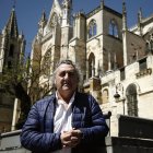 Eduardo Sánchez Alcalde delante de la fachada sur de la Catedral de León, en Puerta Obispo.