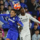 El centrocampista del Getafe Luis Milla (i) lucha con Eduardo Camavinga, del Real Madrid, durante el partido de la jornada 33 de LaLiga que Getafe y Real Madrid disputaron el miércoles en el Coliseum de Getafe. EFE/Juanjo Martín