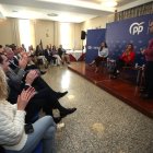 Morala, presentando a Alicia García en el acto organizado por el PP, en presencia de Ester Muñoz y carlos y simpatizantes.