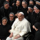 Francisco, rodeado de varias religiosas en el Vaticano.