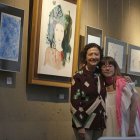 Pilar López Duque con Virginia Mota Sáenz de Miera en la sala Ámbito Cultural.