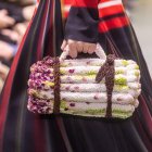 Los bolsos se han convertido en el último objeto de deseo de la moda: del gato de Valentino al vaso térmico de Balenciaga, pasando por el hatillo de espárragos de Loewe, creaciones artísticas más que prácticas, que marcan la diferencia y añade un plus de personalidad. EFE