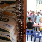 Fotografía de archivo, tomada el 13/05/2024, que muestra a indonesios en una entrega de comida en la localidad de Banda Aceh. EFE/EPA/HOTLI SIMANJUNTAK