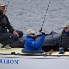 El rey Juan Carlos a bordo del Bribon junto a sus amigos Pedro Campos (d) y Lou (i), este viernes en Sanxenxo (Pontevedra). El vigente campeón de la Liga Española de 6 metros, y el Titia, primer líder de la edición de este año, retoman este fin de semana en aguas de la ría de Pontevedra su pulso en la segunda serie del calendario 2025. EFE/ Lavandeira jr