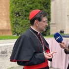 CIUDAD DEL VATICANO (VATICANO), 25/04/2025.- El arzobispo de Madrid, el cardenal José Cobo, atiende a EFE en Ciudad del Vaticano a la salida del Aula del Sínodo, donde explica que estos primeros momentos son una toma de contacto entre los purpurados llegados de todas las partes del mundo. EFE/ Claudia Sacristán