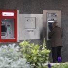 Un hombre saca dinero de un cajero automático.
