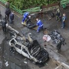 Policías e investigadores rusos trabajan en el lugar de la explosión.
