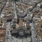 Vista de Santa María la Mayor, donde será enterrado el Papa.  Fieles ante el altar de Santa María.
