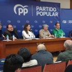 Panorámica de todos los portavoces municipales del PP junto a la presidenta provincial, Ester Muñoz.