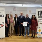 Autoridades y hosteleros con el cartel del certamen.
