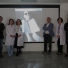 El jurado con la instalación ganadora del XV certamen.