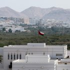La bandera omaní ondea en el Ministerio de Relaciones Exteriores en Mascate, Omán, el 26 de abril de 2025, donde Irán y Estados Unidos están llevando a cabo la tercera ronda de negociaciones nucleares. EFE/EPA/ALI HAIDER