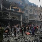 Foto de archivo de la búsqueda de supervivientes tras un ataque con cohetes israelíes en el campo de refugiados de Shati, en el oeste de la ciudad de Gaza. EFE/EPA/MOHAMMED SABER