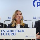 La portavoz del Grupo Parlamentario Popular en el Senado, Alicia García con Francisco Vázquez y Conrado Íscar.