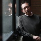 Tomás Sánchez Santiago es el nuevo premio de la Crítica en Lengua Castellana en la categoría de poesía por 'El que menos sabe'.
