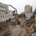 Vista general del inicio de las obras de derribo de las casas afectadas por la dana en Chiva.