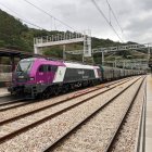 Un tren de mercancías camino a León desde Asturias.