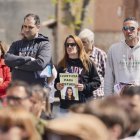 Una asistente pide justicia para Esther López, la vecina de Traspinedo desaparecida el 12 de enero de 2022 y cuyo cadáver apareció el 5 de febrero de ese año, durante la presentación de un poemario a la memoria de "la chica de la eterna sonrisa" que ha tenido lugar este domingo en la plaza Mayor de este municipio vallisoletano y al que han acudido un centenar de personas. EFE/R.García