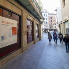  Oficinas de Bankinter y del banco Sabadell muestran anuncios de hipotecas.