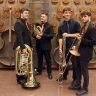 Un grupo de alumnos del Conservatorio de León con sus instrumentos de viento.