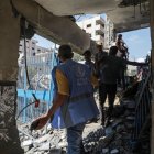 Imagen de archivo de personal de la UNRWA en el campamento de refugiados de Nuseirat, en Gaza, tras un bombardeo israelí. EFE/EPA/MOHAMMED SABER