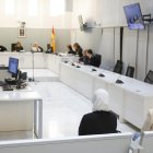 Las dos españolas casadas con yihadistas y repatriadas desde Siria en enero de 2023, Yolanda Martinez Cobos (d) y Luna Fernández Grande (i) este lunes durante el juicio en su contra en la Audiencia Nacional en Marid donde previsiblemente aceptarán una condena de tres años de cárcel a cambio de reconocer su integración en organización terrorista al desplazarse "voluntariamente" con sus maridos a la zona del Dáesh y acogerse a sus postulados. EFE/ Mariscal / POOL