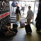 Usuarios del metro de Madrid abandonan la estación de Tribunal tras registrarse un apagón a nivel peninsular este lunes. EFE/Mariscal