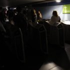 Usuarios del Metro de Madrid abandonan una de las estaciones del suburbano tras registrarse un apagón a nivel peninsular este lunes. EFE/Mariscal