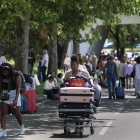 Los viajeros caminan hacia las salidas en el aeropuerto Humberto Delgado de Lisboa, ya que la zona está cerrada debido al apagón que afecta a España y Portugal, en Lisboa, Portugal, 28 de abril de 2025. El apagón afectó a grandes partes de España y se extendió a los países vecinos, Portugal y Francia, interrumpiendo los sistemas de transporte, las conexiones a internet y la vida cotidiana, según las autoridades. La causa exacta del apagón es desconocida. (Francia, España, Lisboa) EFE/EPA/TIAGO PETINGA