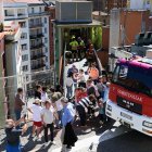 Seis niños de unos cinco años y cinco adultos, entre ellos una mujer embarazada, han permanecido atrapados en un ascensor público.