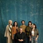 José Coronado, sentado, con el resto del elenco de la siere 'Legado'.