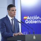 El presidente del Gobierno, Pedro Sánchez, ofrece una rueda de prensa este lunes, en Madrid, con motivo del apagón eléctrico que sufre el país. EFE/ Pool Moncloa / Fernando Calvo SOLO USO EDITORIAL SOLO DISPONIBLE PARA ILUSTRAR LA NOTICIA QUE ACOMPAÑA (CRÉDITO OBLIGATORIO)
