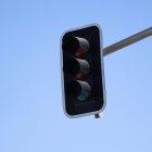 El apagón eléctrico que afecta a España ha obligado a establecer cortes intermitentes de las principales vías de acceso a Madrid, excepto para el transporte público, ha informado la Dirección General de Tráfico (DGT), que ha pedido a los ciudadanos que eviten circular en la medida de lo posible y extremen la precaución. EFE/ Rodrigo Jiménez