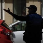 Un policía local regula el tráfico.