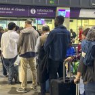 Pasajeros hacen cola en la estación de Santa Justa en Sevilla esta mañana, esperando poder coger un tren para llegar a sus destinos. EFE/Carlos Rivera.