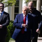 Trump franqueado por el coach de las Águilas de Filadelfia, Nick Sirianni y Lane Johnson.