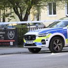 Policía en la escena tras un tiroteo sospechoso en la Plaza Vaksala en Uppsala, Suecia, 29 de abril de 2025. Según la policía, varias personas fueron encontradas con lesiones que indican heridas de bala. (Suecia) EFE/EPA/FREDRIK SANDBERG SUECIA FUERA