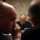 El presidente de LaLiga, Javier Tebas,centro, y el de la Real Federación Española de Fútbol (RFEF), Luis Rubiales,iz., en foto de archivo de J.J. Guillén. EFE