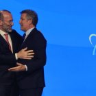 El presidente del PP, Alberto Núñez Feijóo, abraza el presidente del Partido Popular Europeo, Manfred Weber.
